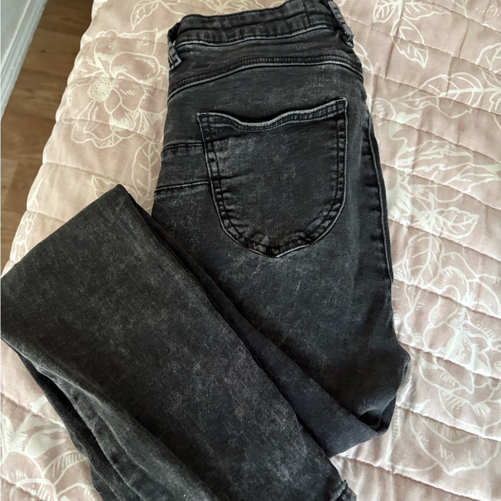 Black Skinny Jeans with Distressed Detailing